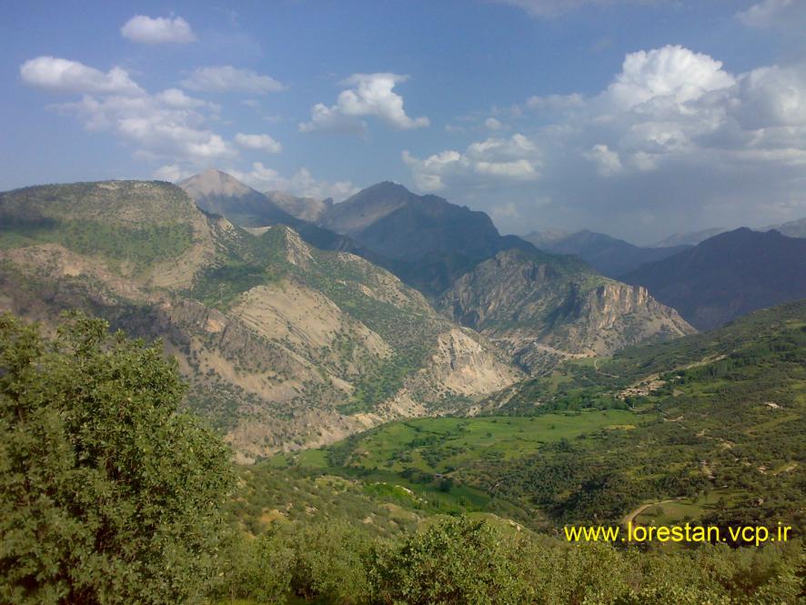 اینم روستای کتاریمونه ما اونور روستا هستم بین کوه ها توی چاله :D