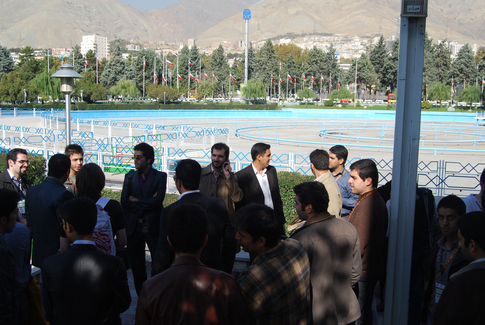 جمعی از دوستان کنار استخر 1